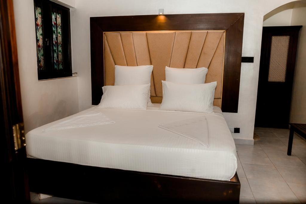 Romantic Garden Hotel Negombo Esterno foto