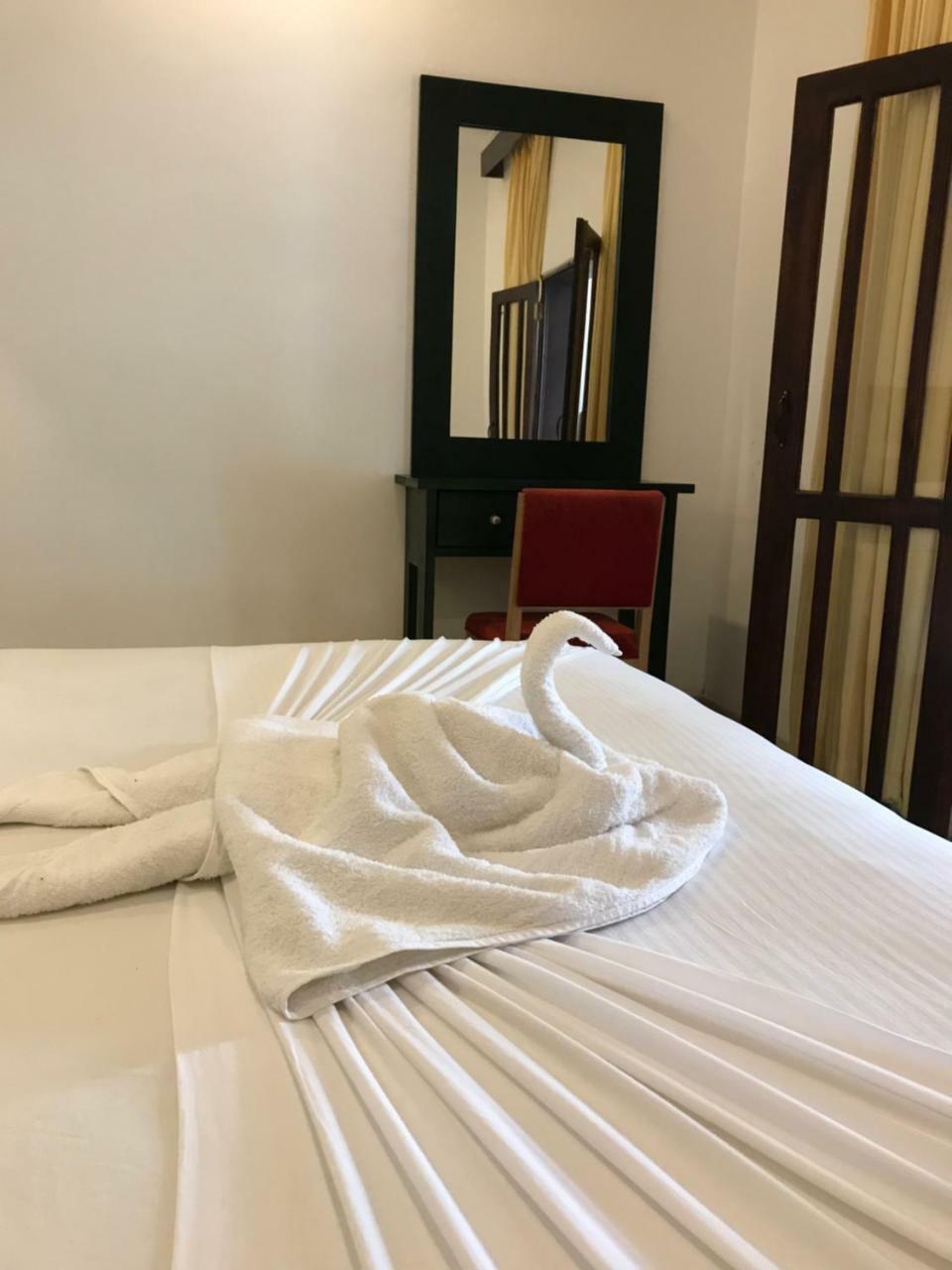 Romantic Garden Hotel Negombo Esterno foto